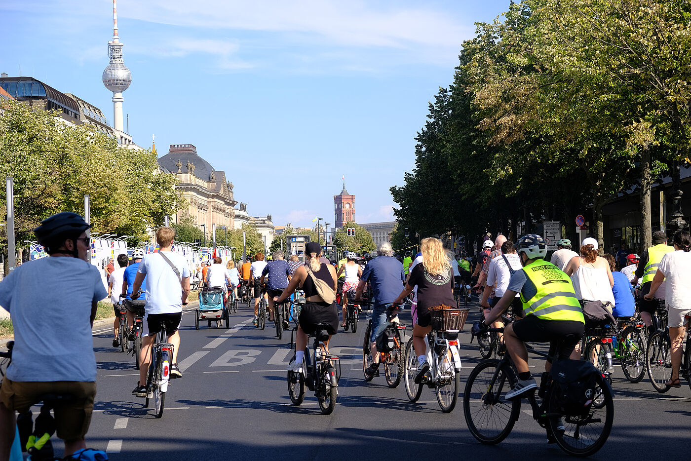 Auf dem Weg zum Roten Rathaus - Demo Radwegestopp 8. September 2024
