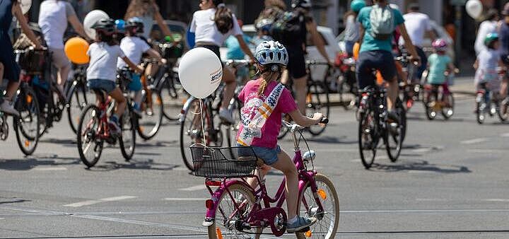 Kinder bei einer Fahrraddemo