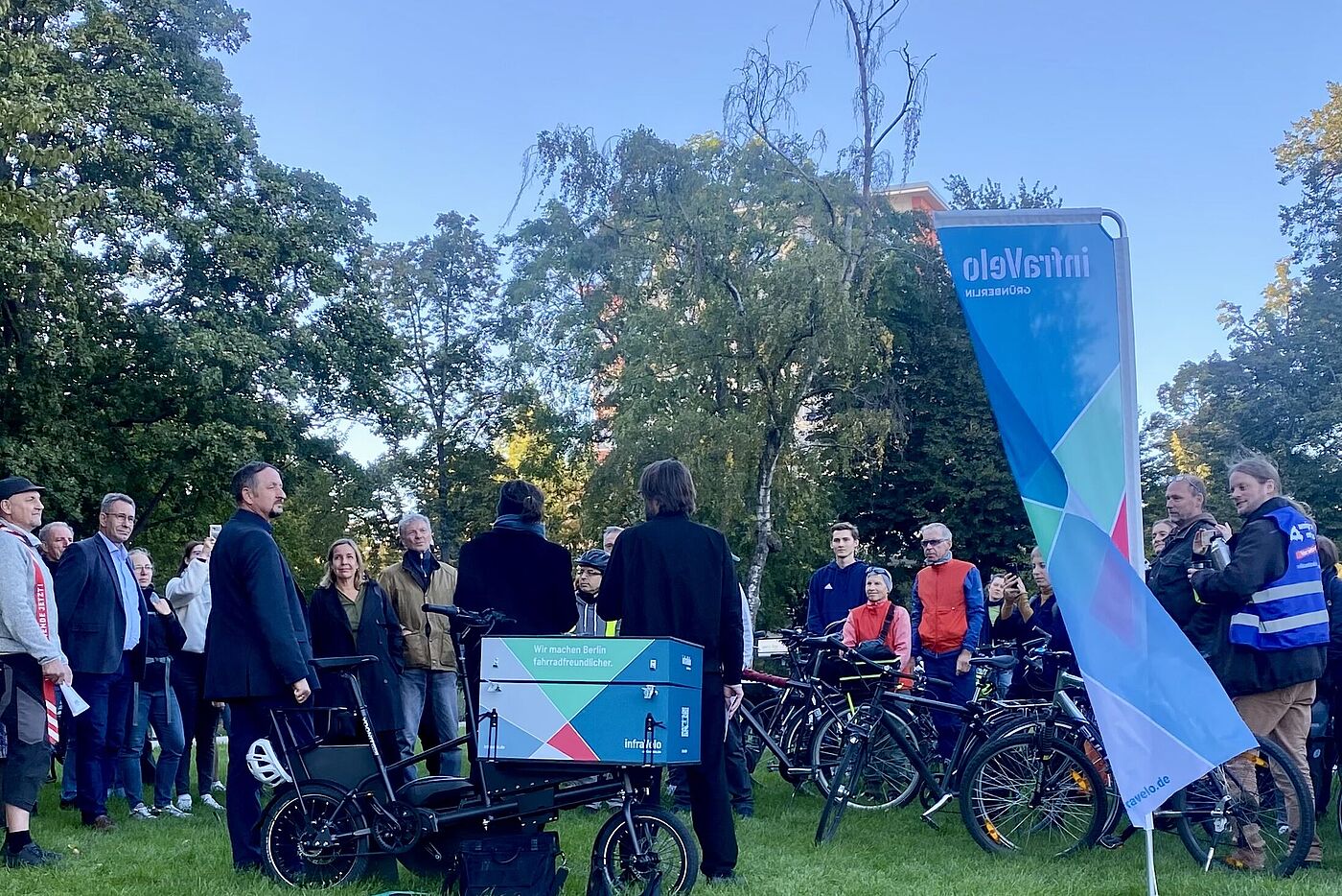 Auf der Wiese des Bayerischen Platzes in Berlin Schöneberg haben sich Teilnehmende eines "Anradelns" der neuen Radwege auf der Grunewaldstraße versammelt.
