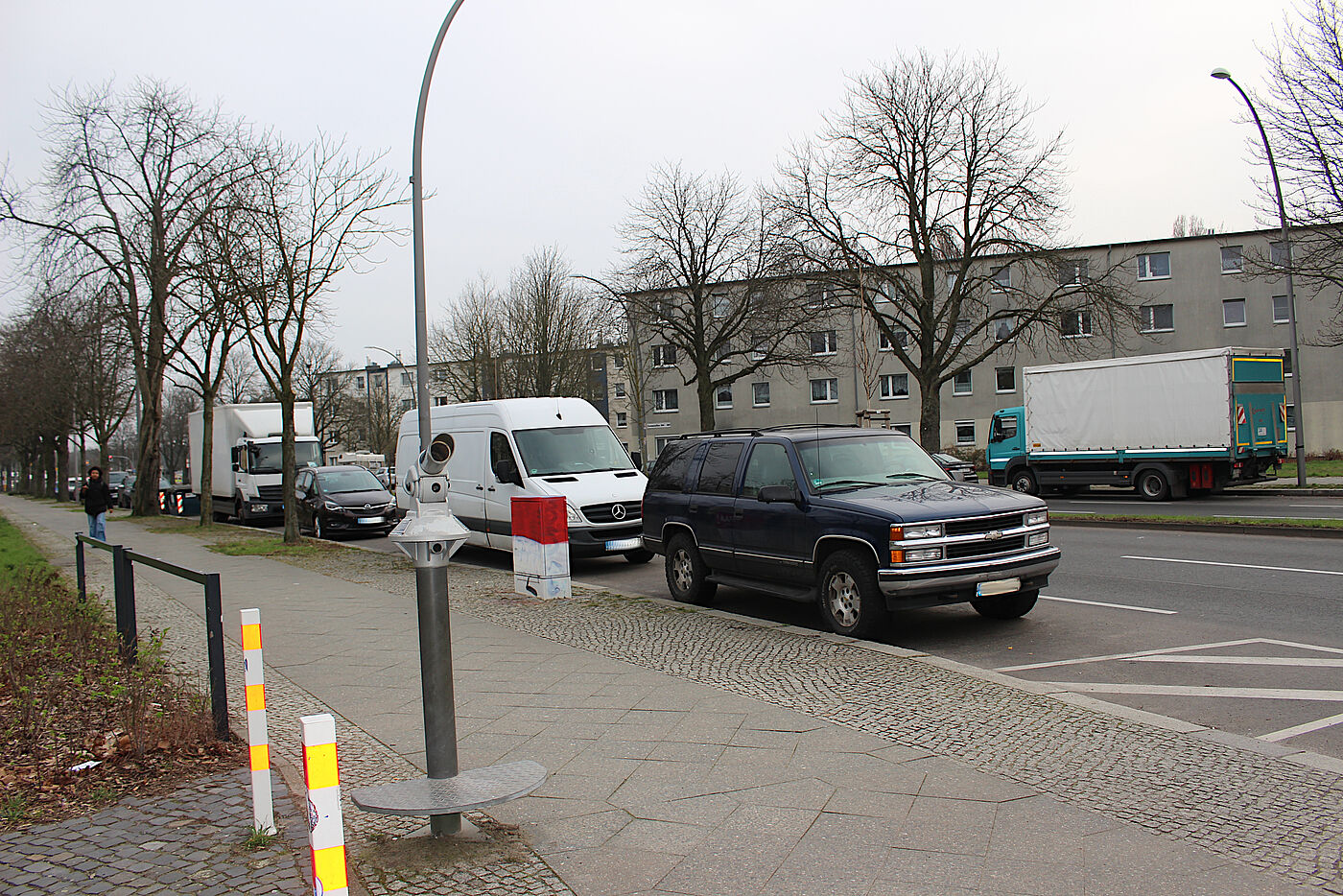 parkende Autos verstellen Sicht auf die zu querende Fahrbahn