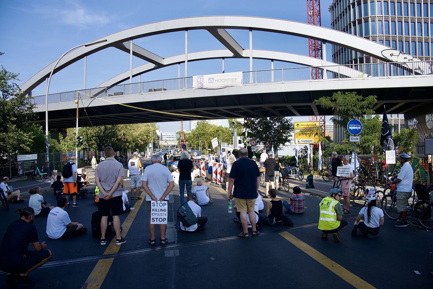 Menschen stehen bei einer Mahnwache auf der Straße