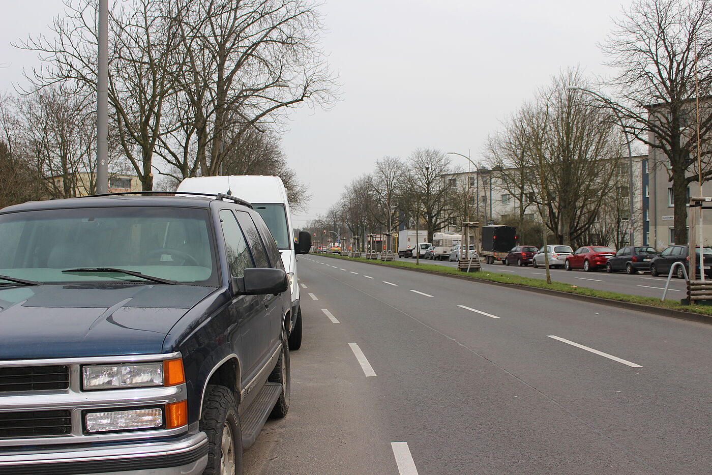 parkende Autos verstellte Sicht auf die zu querende Fahrbahn