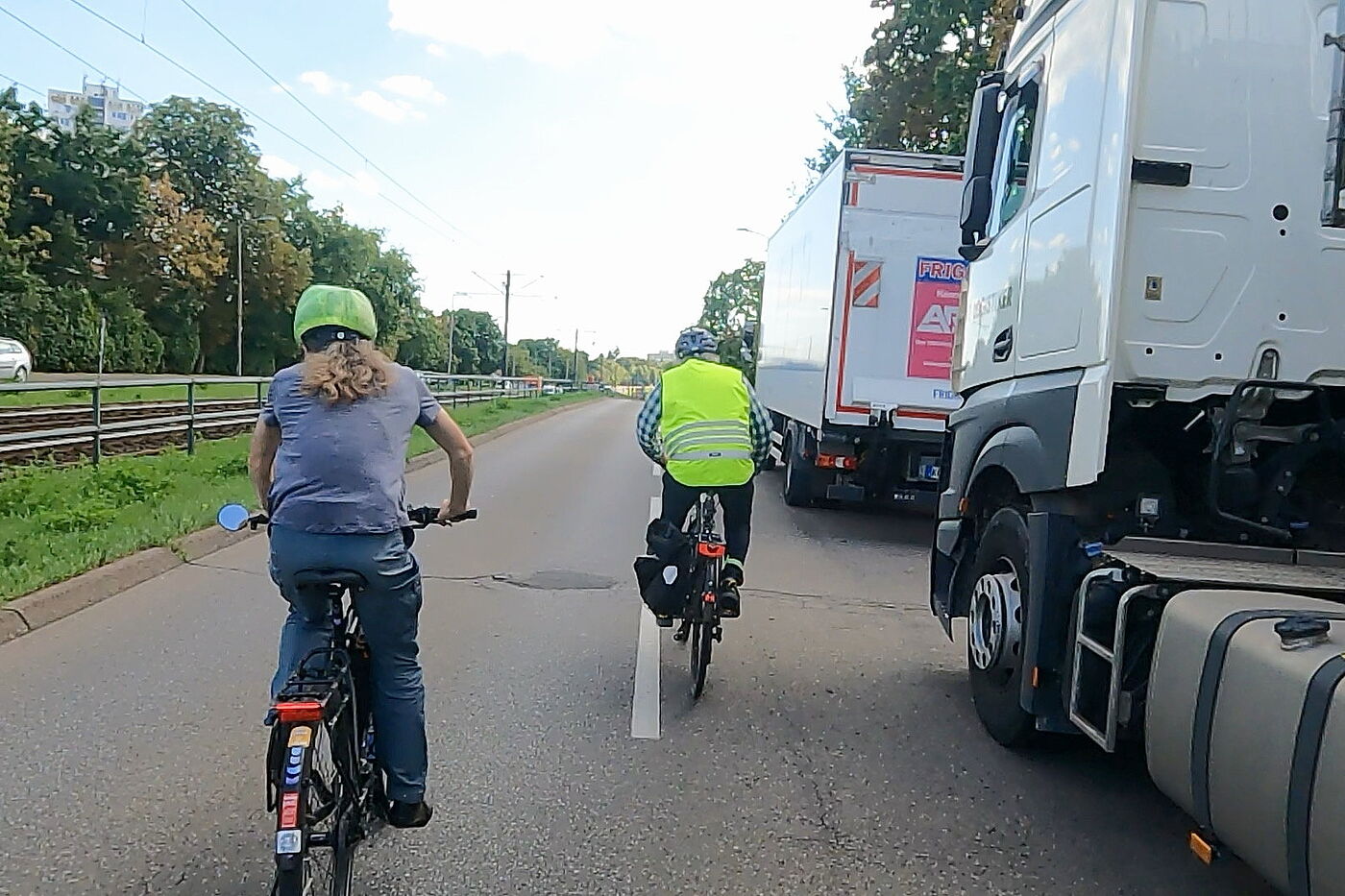 Auf der Märkischen Allee Auf der Märkischen Allee neben Lastwagen