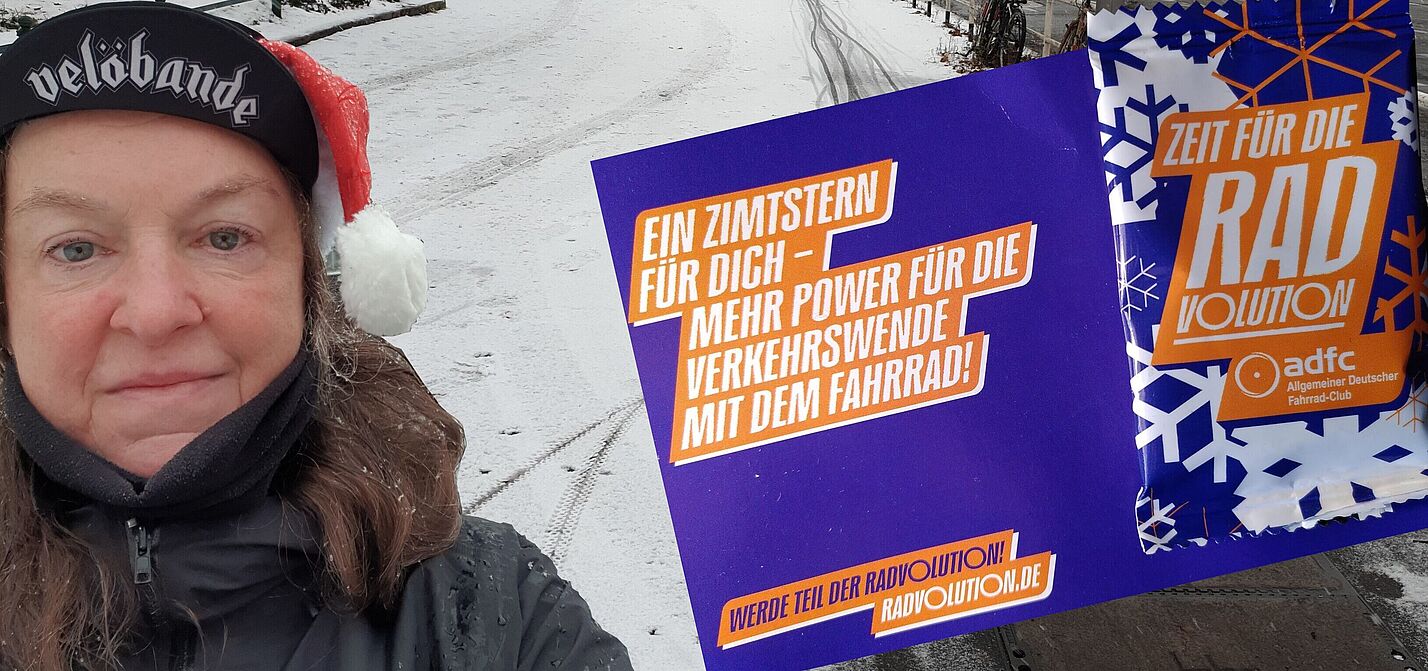 Die Fotomontage zeigt SuSanne Grittner auf der Seestraße mit einer Postkarte, an der eine lila und weiß bedruckte Plastikverpackung angeheftet ist.