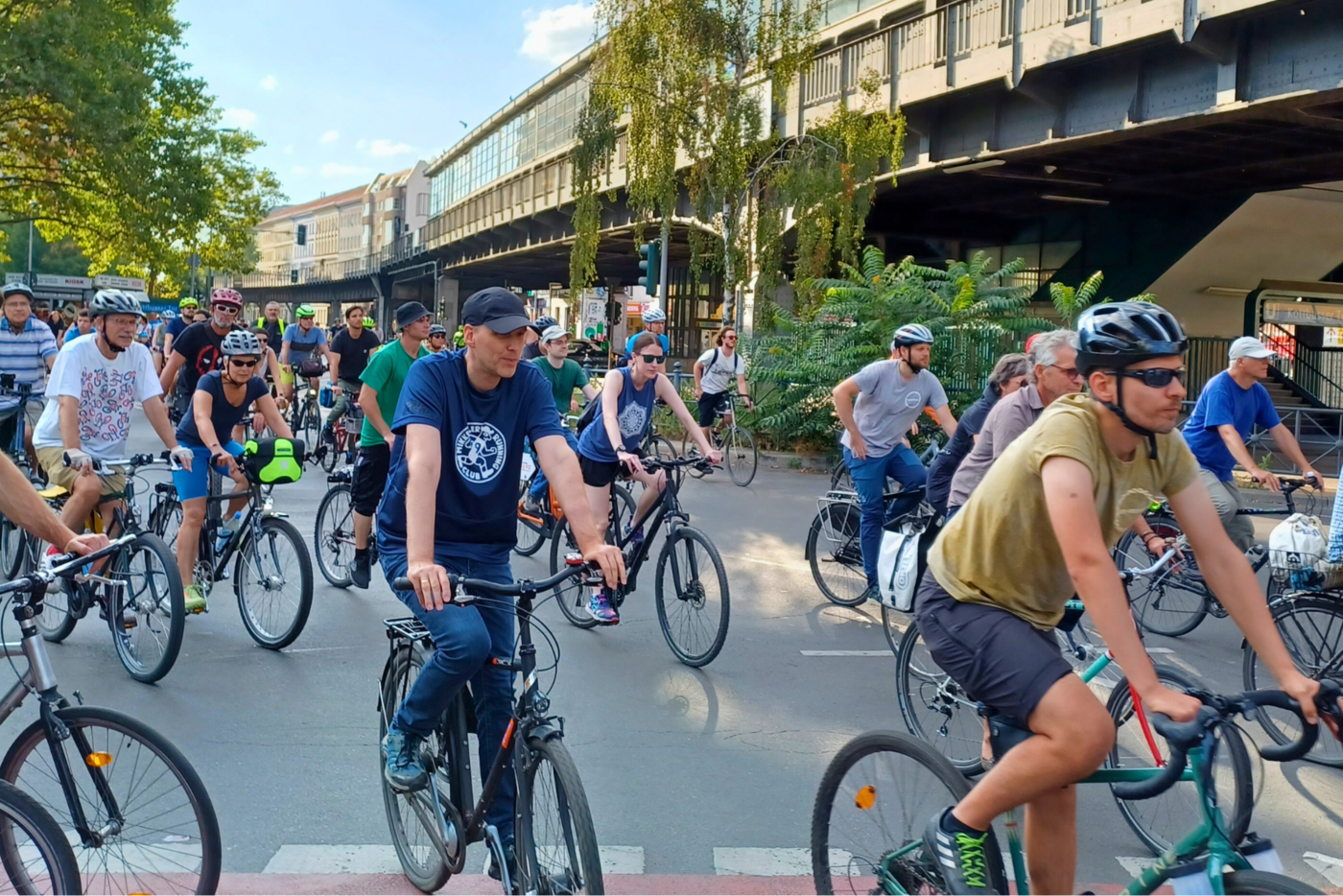 Radfahrende beim Kottbusser Tor bei der ADFC Kreisfahrt 2023