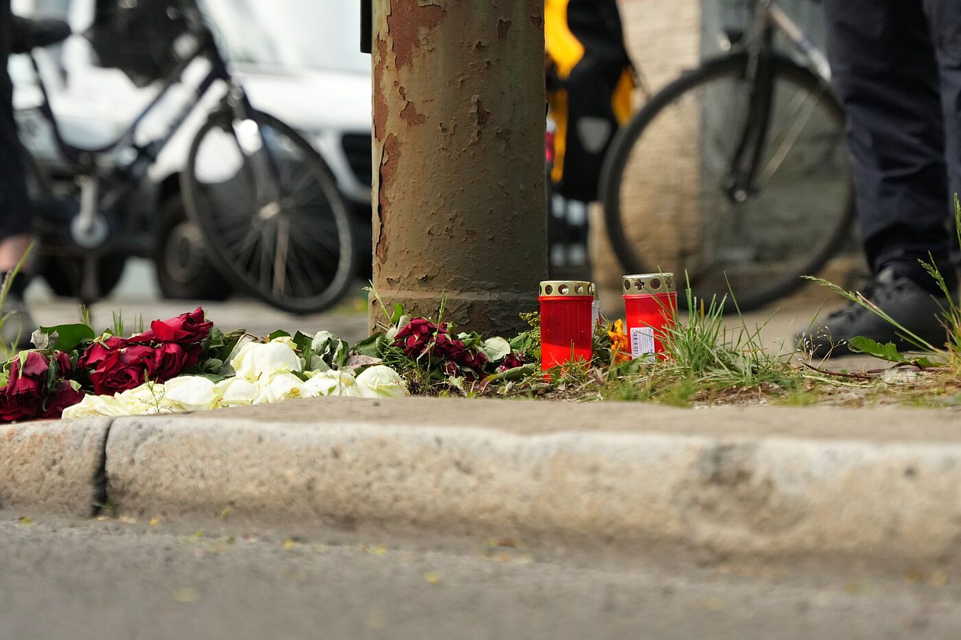 Blumen und Kerzen an der Unfallstelle