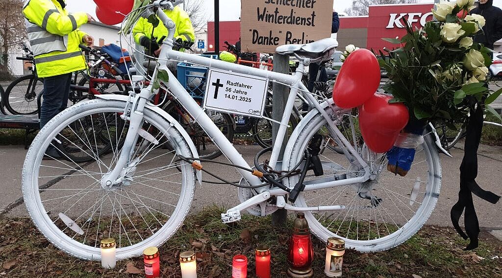 Ein weißes Geisterrad für den verstorbenen Radfahrer