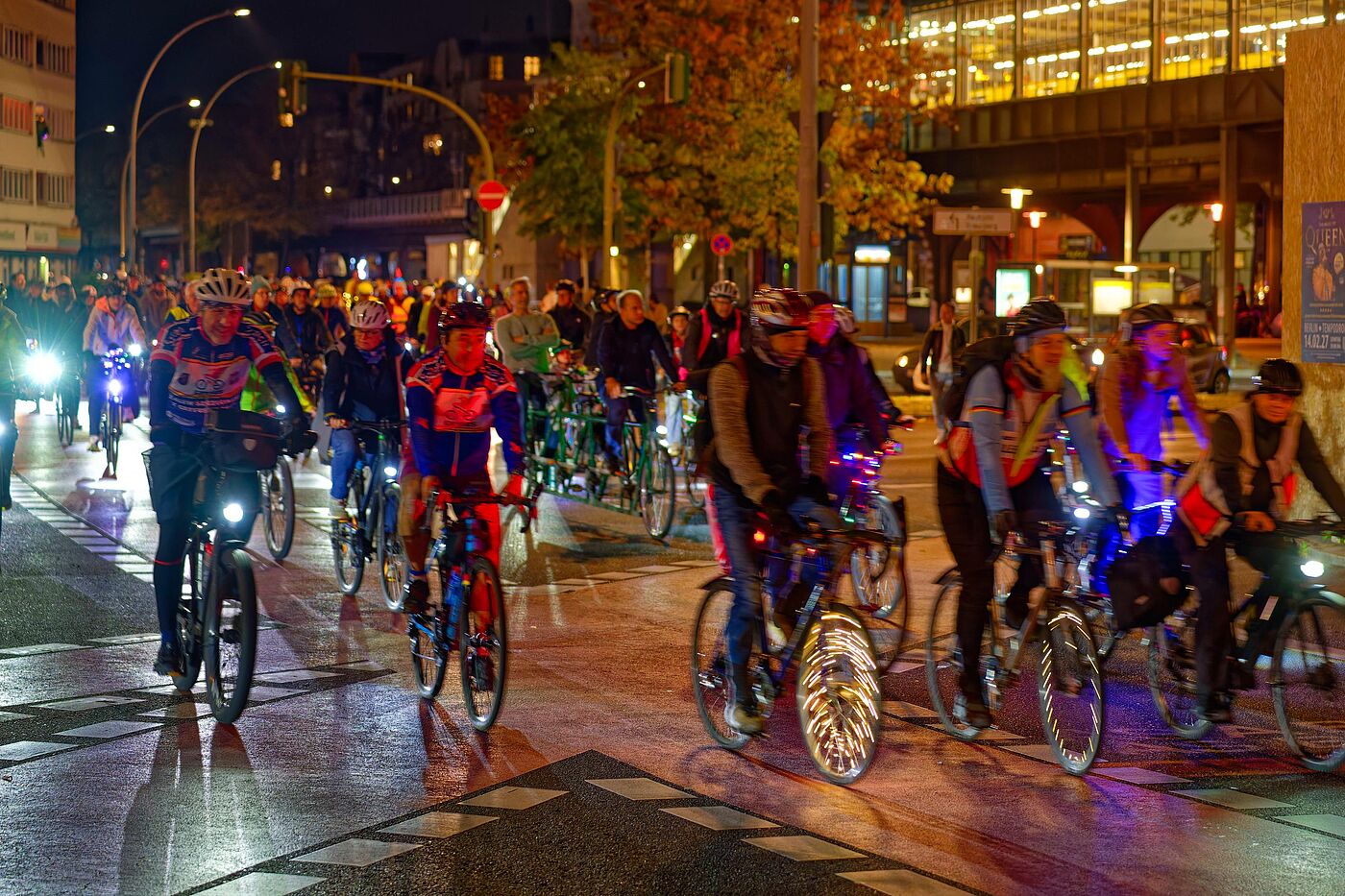 Bunt beleuchtete Fahrräder bei der ADFC-Lichterfahrt