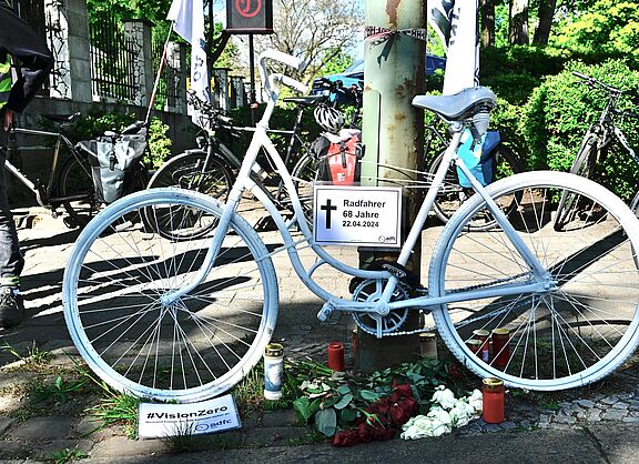 Geisterrad für den verstorbenen Radfahrer