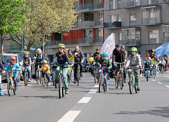 Kinder fahren im Rahmen der Kidical Mass Demo mit dem Fahrrad über die Straße