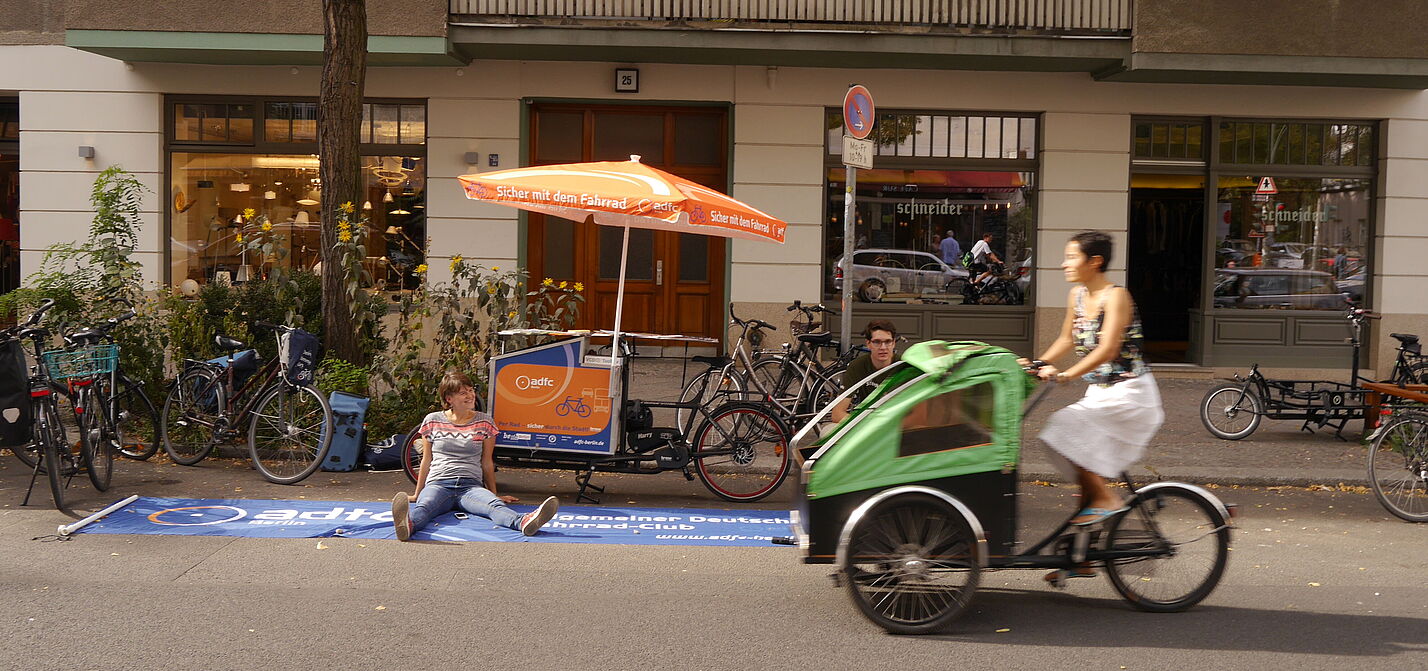 Beim Park(ing)Day werden Parkplätze zu kleinen Parks