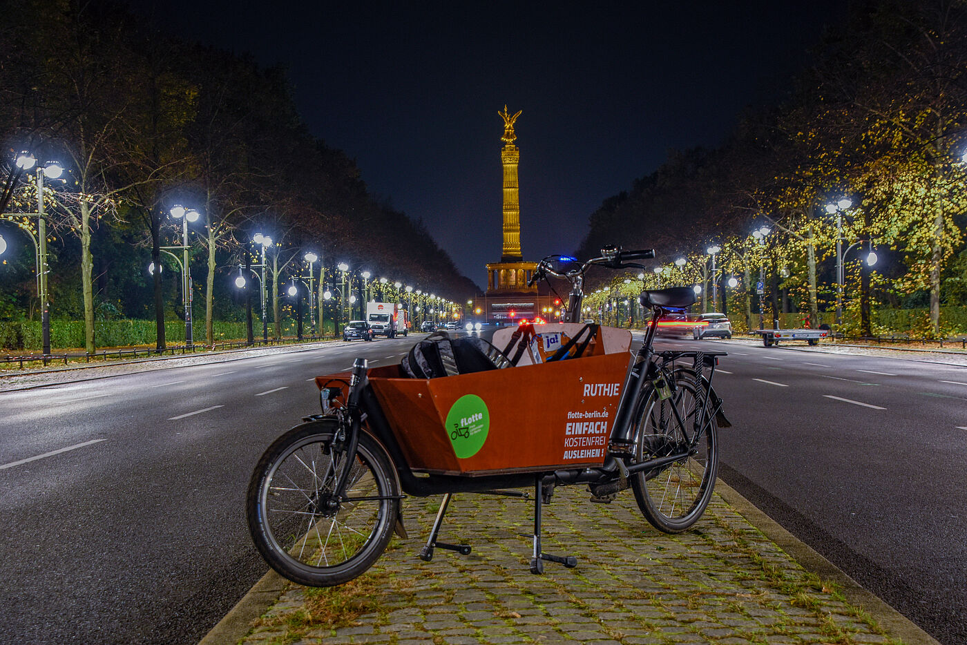 fLotte Lastenrad auf der Straße des 17. Juni, im Hintergrund Siegessäule