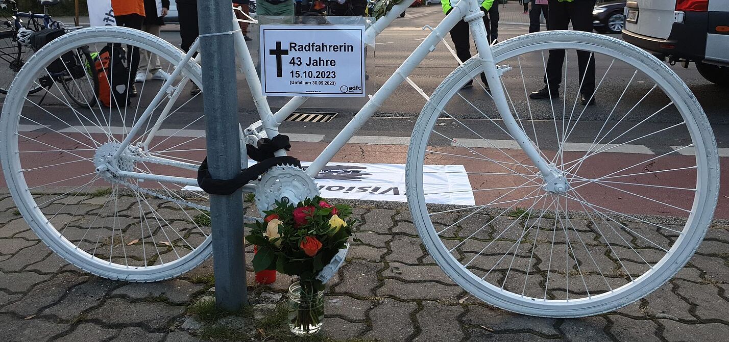 weißes Geisterrad mit Schild für verstorbene 43-jährige Radfahrerin