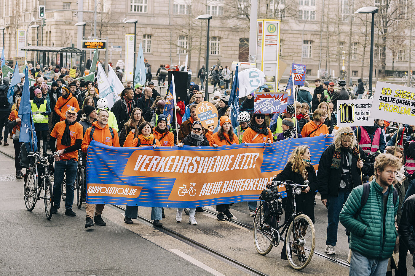 Menschen demonstrieren mit ADFC Banner beim Klimastreik