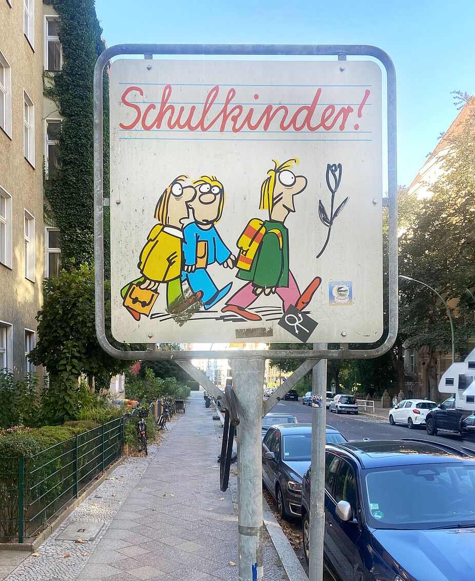 Schild Schulkinder an der Eisenacher Straße vor der Grundschule am Barbarossaplatz Schild mit einer Zeichnung: Schulkinder queren die Eisenacher Straße auf der Höhe Grundschule am Barbarossaplatz
