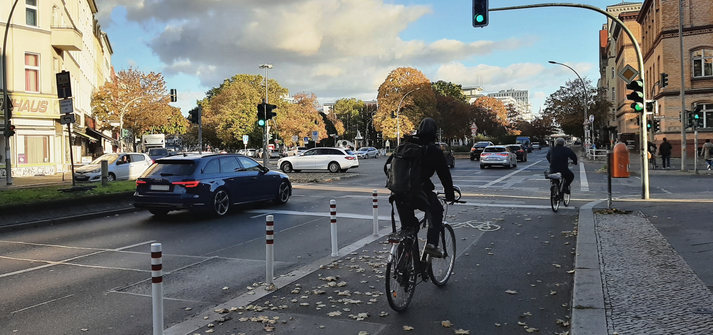 Die Müllerstraße: Die Poller verteilen den öffentlichen Raum konsequent da um, wo es nötig ist.