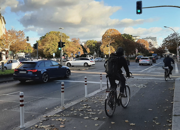 Die Müllerstraße: Die Poller verteilen den öffentlichen Raum konsequent da um, wo es nötig ist.