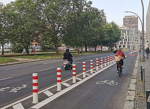 Radweg mit Pollern neben einer Straße