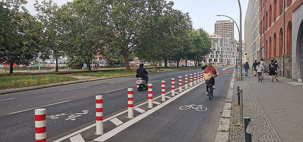 Radweg mit Pollern neben einer Straße