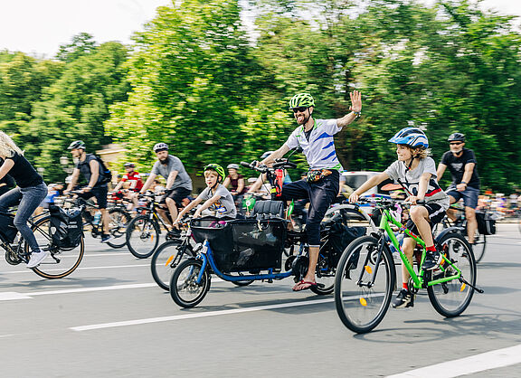 Erwachsene und Kinder auf Fahrrädern bei der Sternfahrt in Berlin