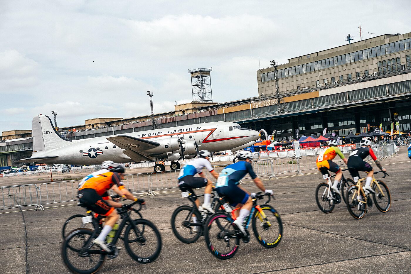 Rennradfahrer auf dem ehemaligen Flughafen Tempelhof