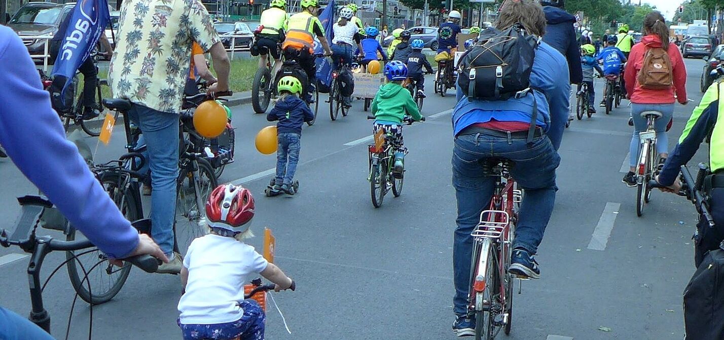 Bild zeigt Teilnehmende einer Kidical Mass - Sichere Straßen für Kinder
