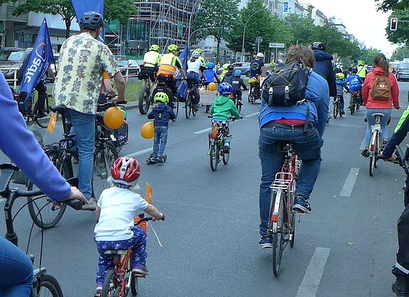 Bild zeigt Teilnehmende einer Kidical Mass - Sichere Straßen für Kinder