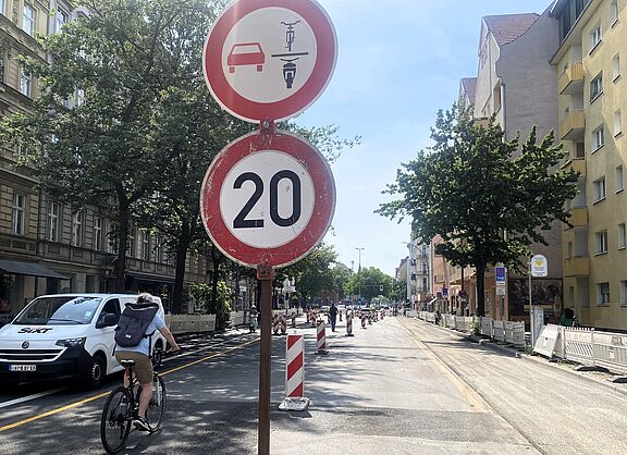 Baustellenschilder auf der Schöneberger Grunewaldstraße zwischen Kleistpark und Goltzstraße. Im Vordergrund ist unter anderen ein Verkehrszeichen zu sehen, das das Überholen von Fahrzeugen mit zwei Rädern verbietet: Das „Zweiradüberholverbotsschild“ Verkehrszeichen 277.1.