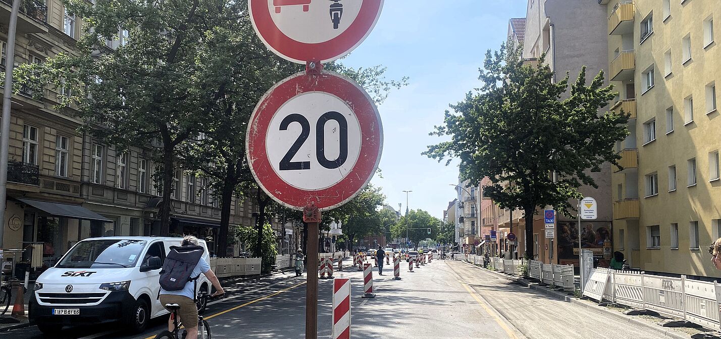 Baustelle: Die Schöneberger Grunewaldstraße bekommt einen geschützten, sicheren Radweg. Baustellenschilder auf der Schöneberger Grunewaldstraße zwischen Kleistpark und Goltzstraße. Im Vordergrund ist unter anderen ein Verkehrszeichen zu sehen, das das Überholen von Fahrzeugen mit zwei Rädern verbietet: Das „Zweiradüberholverbotsschild“ Verkehrszeichen 277.1.