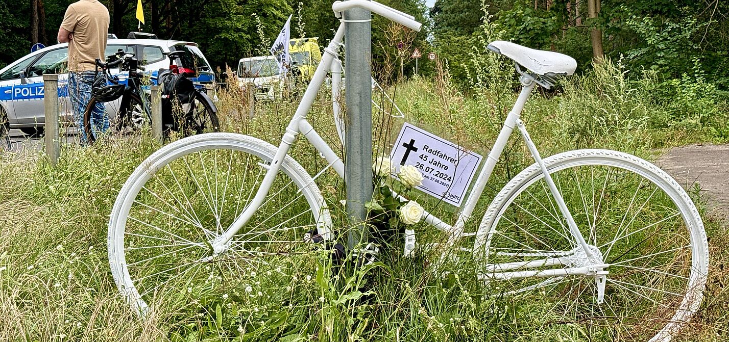 ein weißes Geisterrad für einen verstorbenen 45-jährigen Fahrradfahrer