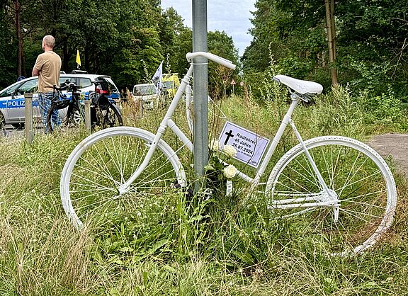 ein weißes Geisterrad für einen verstorbenen 45-jährigen Fahrradfahrer