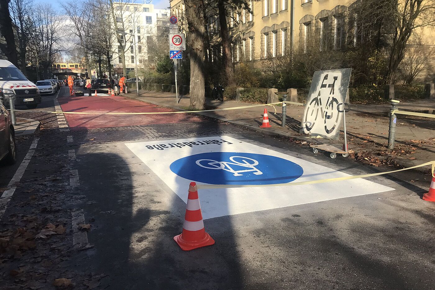 Markierungsarbeiten auf der Schöneberg Friedenauer Handjerystraße