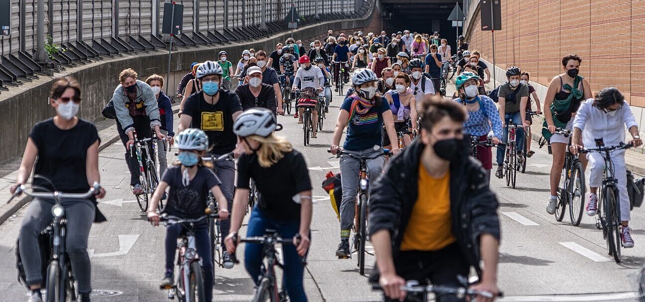 Mehrere Tausend Menschen protestierten am Pfingstmontag gegen den Weiterbau der A100 mit einer Fahrraddemo über die Autobahn.