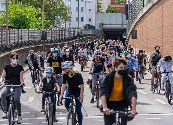 Mehrere Tausend Menschen protestierten am Pfingstmontag gegen den Weiterbau der A100 mit einer Fahrraddemo über die Autobahn.