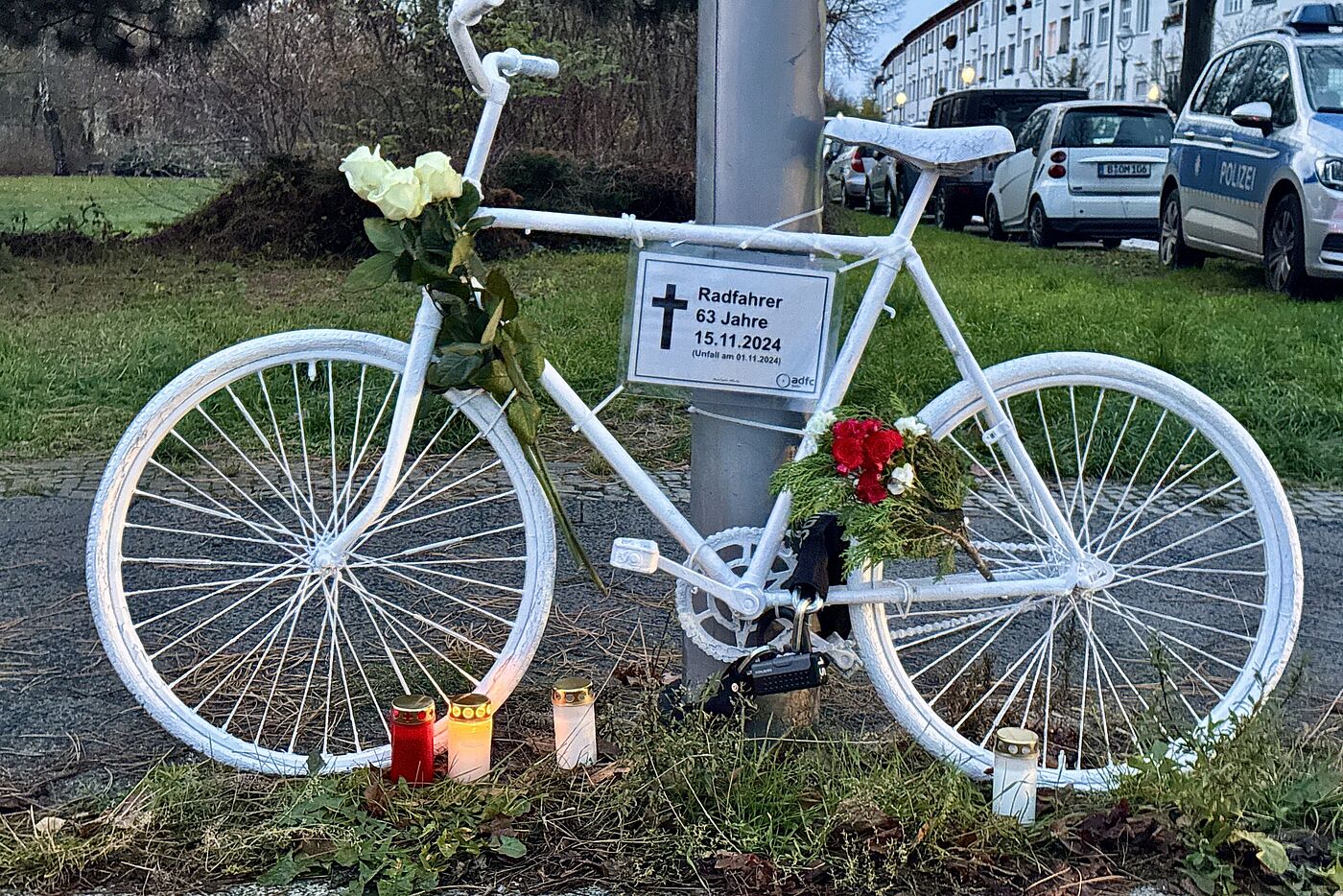 weißes Geisterrad mit einem Schild für einen 63-jährigen getöteten Radfahrer