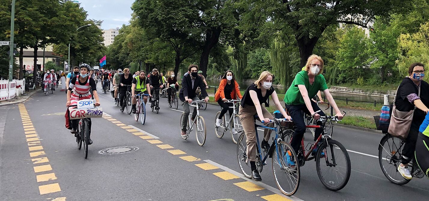 Fahrraddemo durch die Stadt 