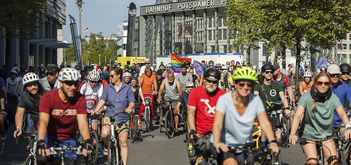 Fahrradfahrer:innen bei der Kreisfahrt am Potsdamer Platz 