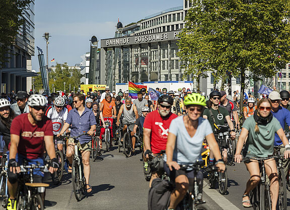 Fahrradfahrer:innen bei der Kreisfahrt am Potsdamer Platz 