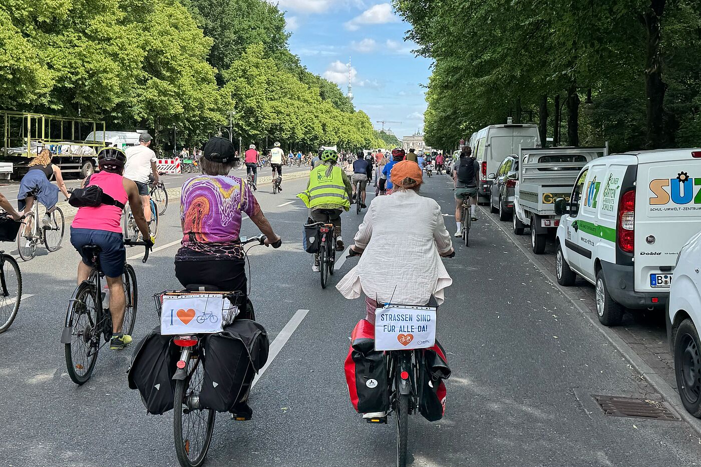 Radfahrende mit Schildern: Ich liebe Fahrrad und Straßen sind für alle da