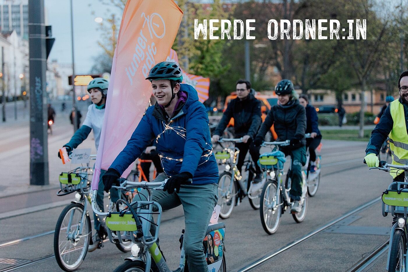 Junge Menschen mit ADFC-Beachflag