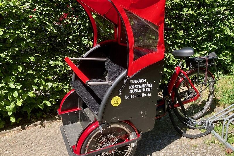 Fahrrad-Rikscha Alvin vor dem Jugendzentrum Jever Neun