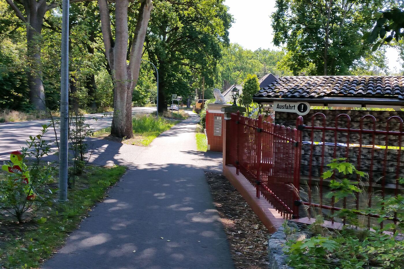 Zu schmaler benutzungspflichtig ausgeschilderter Zweirichtungsradweg in Schönwalde.