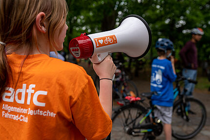 Mädchen mit Megafon bei Fahrraddemo KidicalMass
