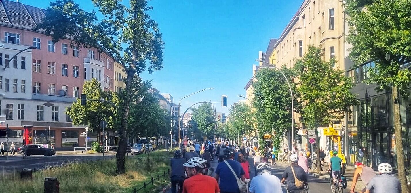 Radfahrende bei einer Fahrraddemo auf der Schöneberger Hauptstraße