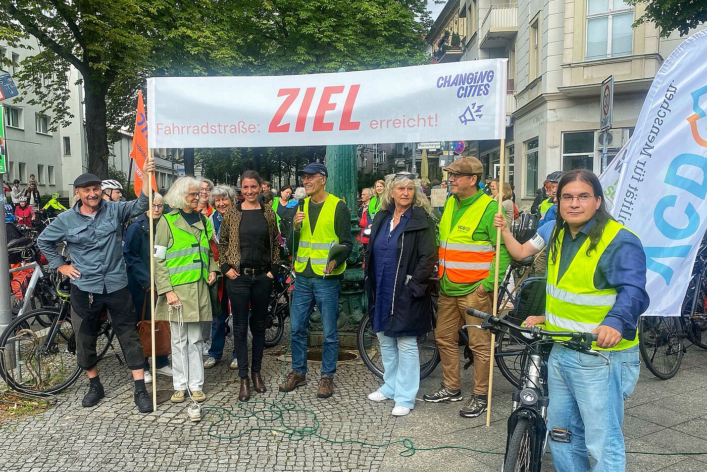 Unter einem Zielverbanner stehen die Vertretungen unterschiedlicher Verbände und die Stadträtin von Tempelhof-Schöneberg