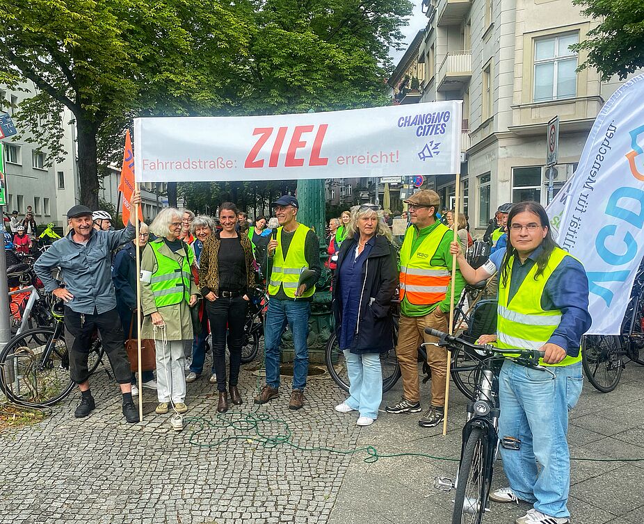 Am Ziel: Gemeinsam mit weiteren Verbänden und zahlreichen Gästen haben wir am 03.07.2024 die Fahrradstraße Handjerystraße eingeweiht. Unter einem Zielverbanner stehen die Vertretungen unterschiedlicher Verbände und die Stadträtin von Tempelhof-Schöneberg
