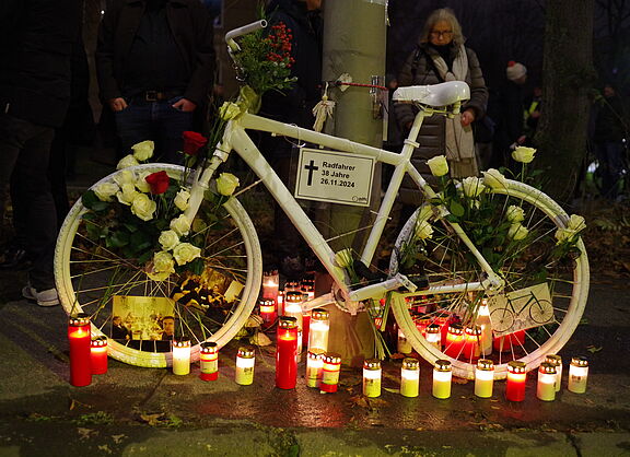 ein weißes Geisterrad für einen am 26.11.2024 verstorbenen Radfahrer