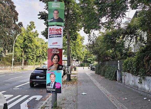Wahlplakate in Steglitz-Zehlendorf Wahlplakate am Straßenrand zu Werbezwecken