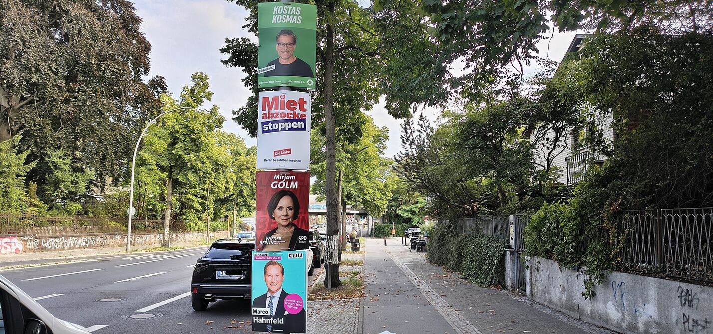 Wahlplakate am Straßenrand zu Werbezwecken