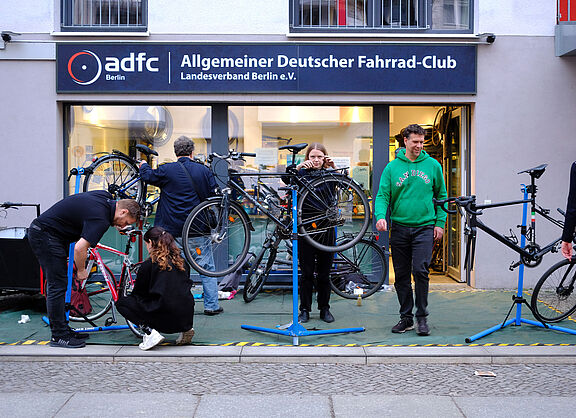 Viel los bei der ADFC-Selbsthilfewerkstatt im Velokiez.
